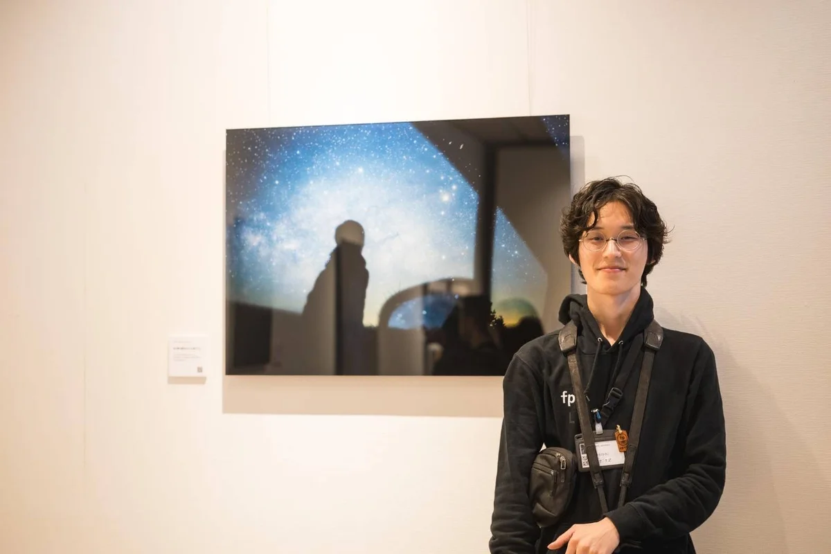 展示作品「まだ夢の続きみたいな夜だった。」の前に立つ森川裕基