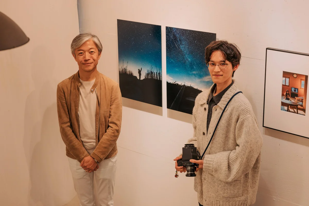 星空の展示作品の前に並ぶシグマ社長と森川裕基